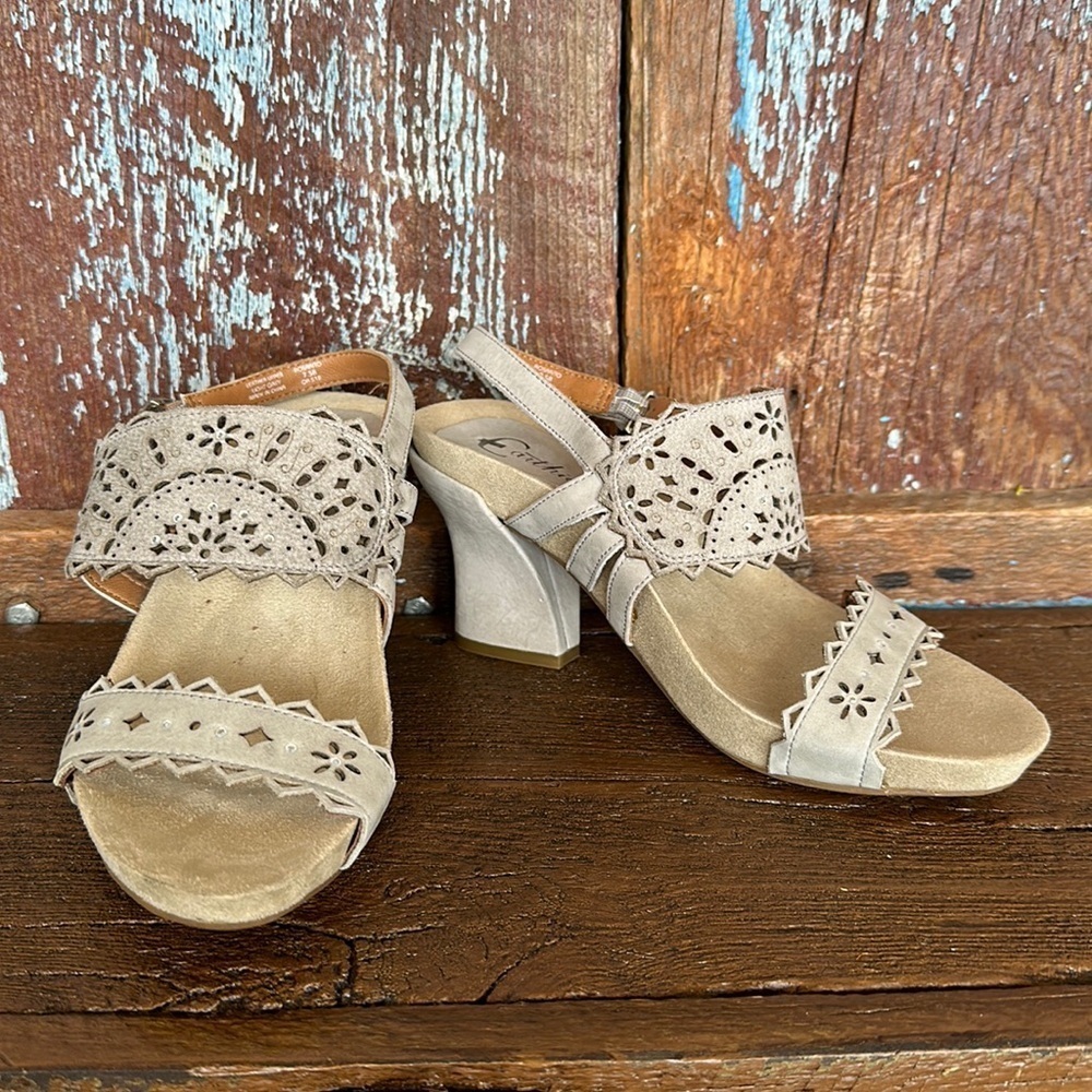 Earthies Gray Leather Laser Cut Out Chunky Heels 7.5